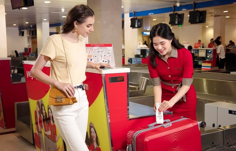 Đánh giá vụ việc nhân viên Vietjet hất hành lý của khách