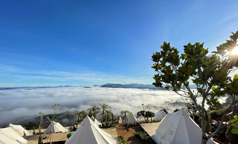 Đồi Cầu Đất là một địa điểm cắm trại Đà Lạt cung cấp khung cảnh tuyệt đẹp và là nơi săn mây lý tưởng.