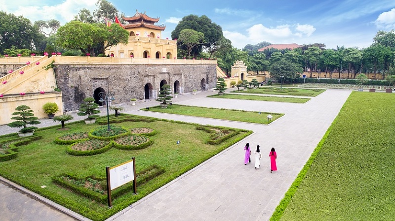 Hoàng thành Thăng Long không chỉ là di tích lịch sử mang nhiều giá trị, mà còn là địa điểm chụp kỷ yếu đẹp ở Hà Nội được yêu thích.