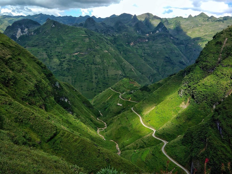 Đèo Mã Pí Lèng là một trong các điểm du lịch Hà Giang thu hút nhiều du khách nhất.