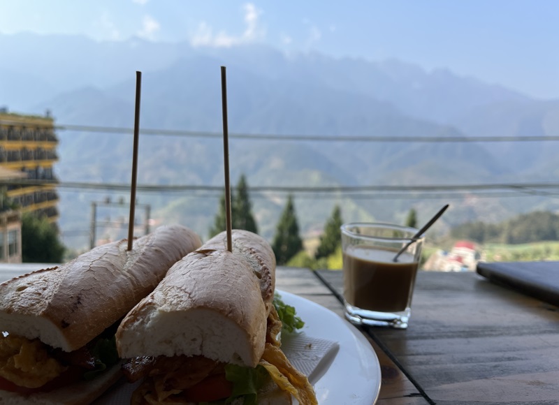 Tầng hai tại nhà hàng Yummy Sapa là vị trí ngắm cảnh tuyệt đẹp.