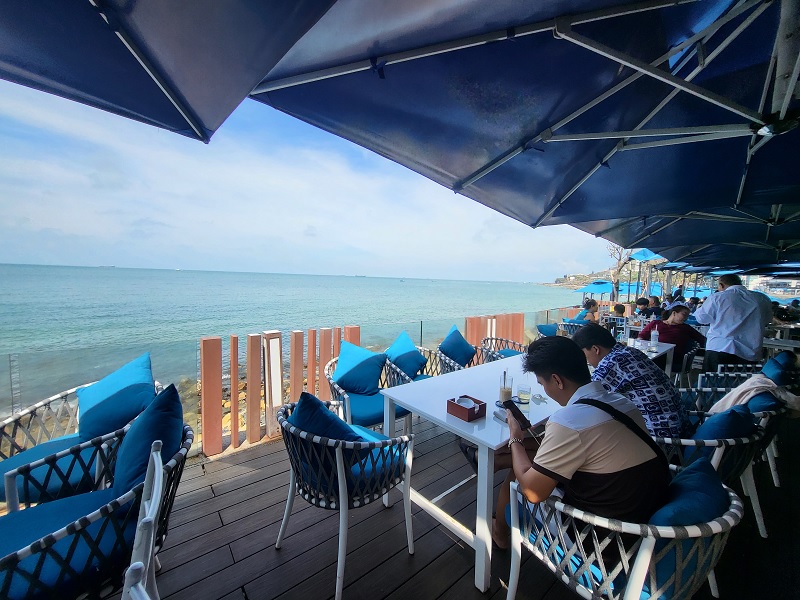 Không gian bên ngoài của nhà hàng Marina Vũng Tàu với view biển và không gian sân vườn tươi mát.